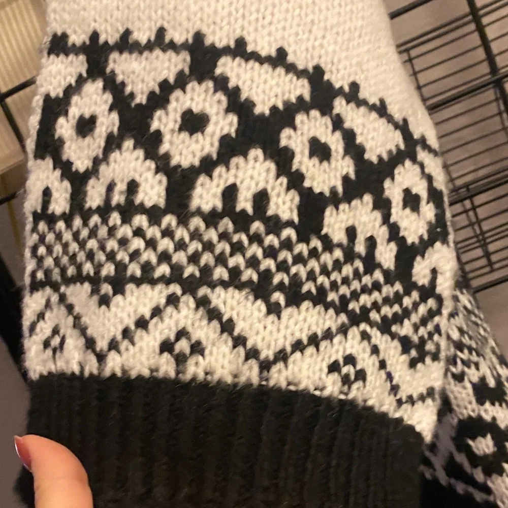 Old Navy Black and White Knit Scarf